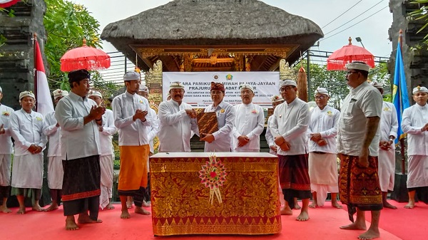 AA Ketut Oka Adnyana Kembali Dikukuhkan Menjadi Bendesa Adat Panjer, Wawali Arya Wibawa: Sinergi Adat dan Dinas Dukung Kemajuan Kota Denpasar