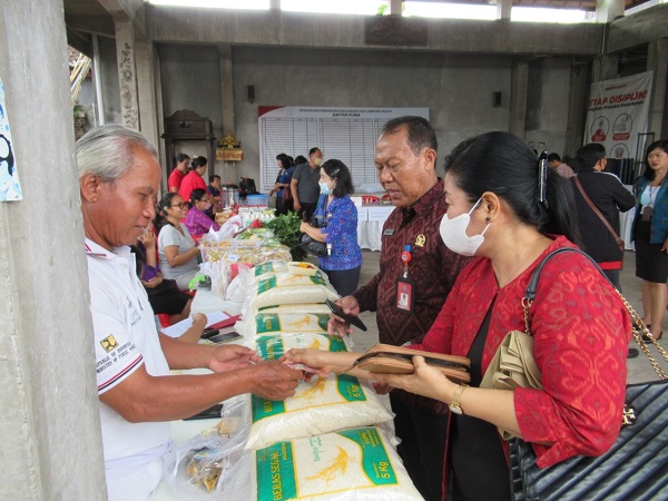 Kendalikan Inflasi Dinas Perikanan dan Ketahan Pangan Kota Denpasar Gelar Bazar Pangan