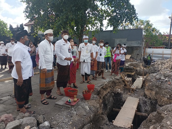 Jaya Negara Lakukan Peletakan Batu Pertama Revitalisasi Pasar Desa Tegal Harum.