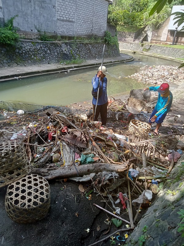 Antisipasi Banjir, PUPR Denpasar Rutin Bersihkan Sungai dan Saluran Air