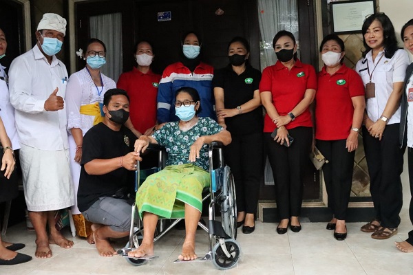 Kunjungi Lansia Ny. Antari Jaya Negara Serahkan Bantuan Kursi Roda 