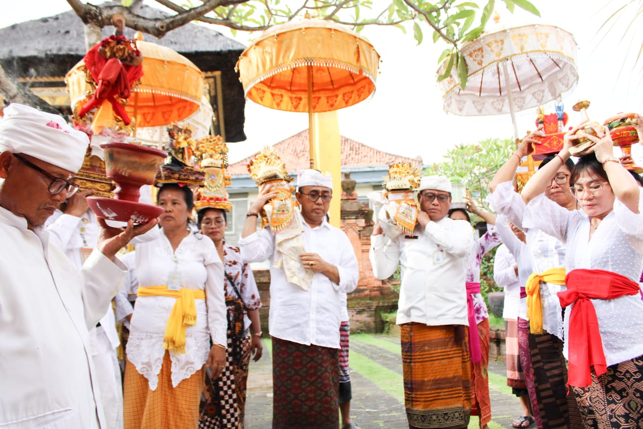 Walikota Jaya Negara ‘Ngaturang Bhakti Penyineban’ di Pura Agung Lokanatha