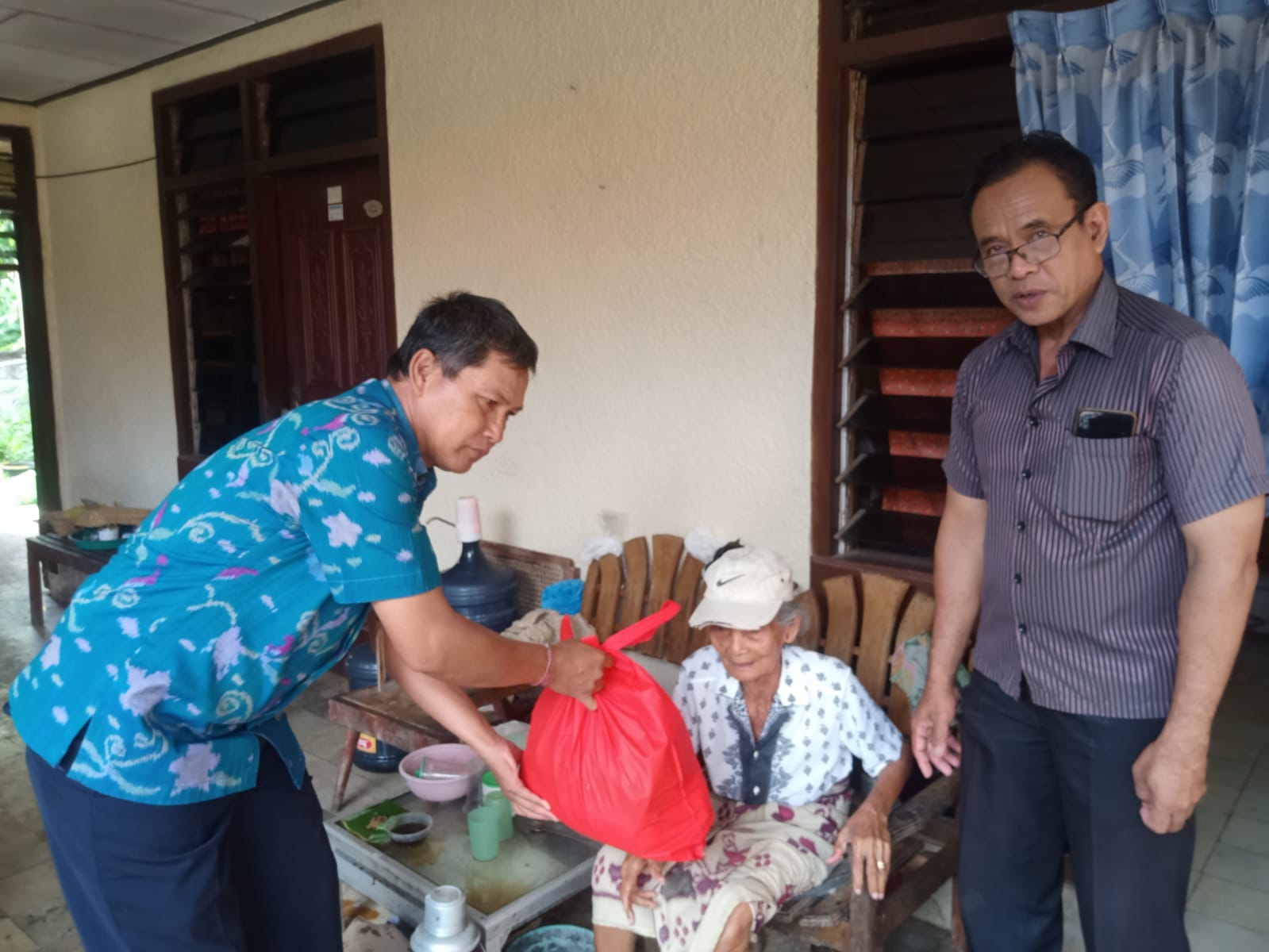 Giat Aksi Sosial di Bulan Bhakti Gotong Royong, Kelurahan Penatih Serahkan Bantuan Sembako Pada Disabilitas.