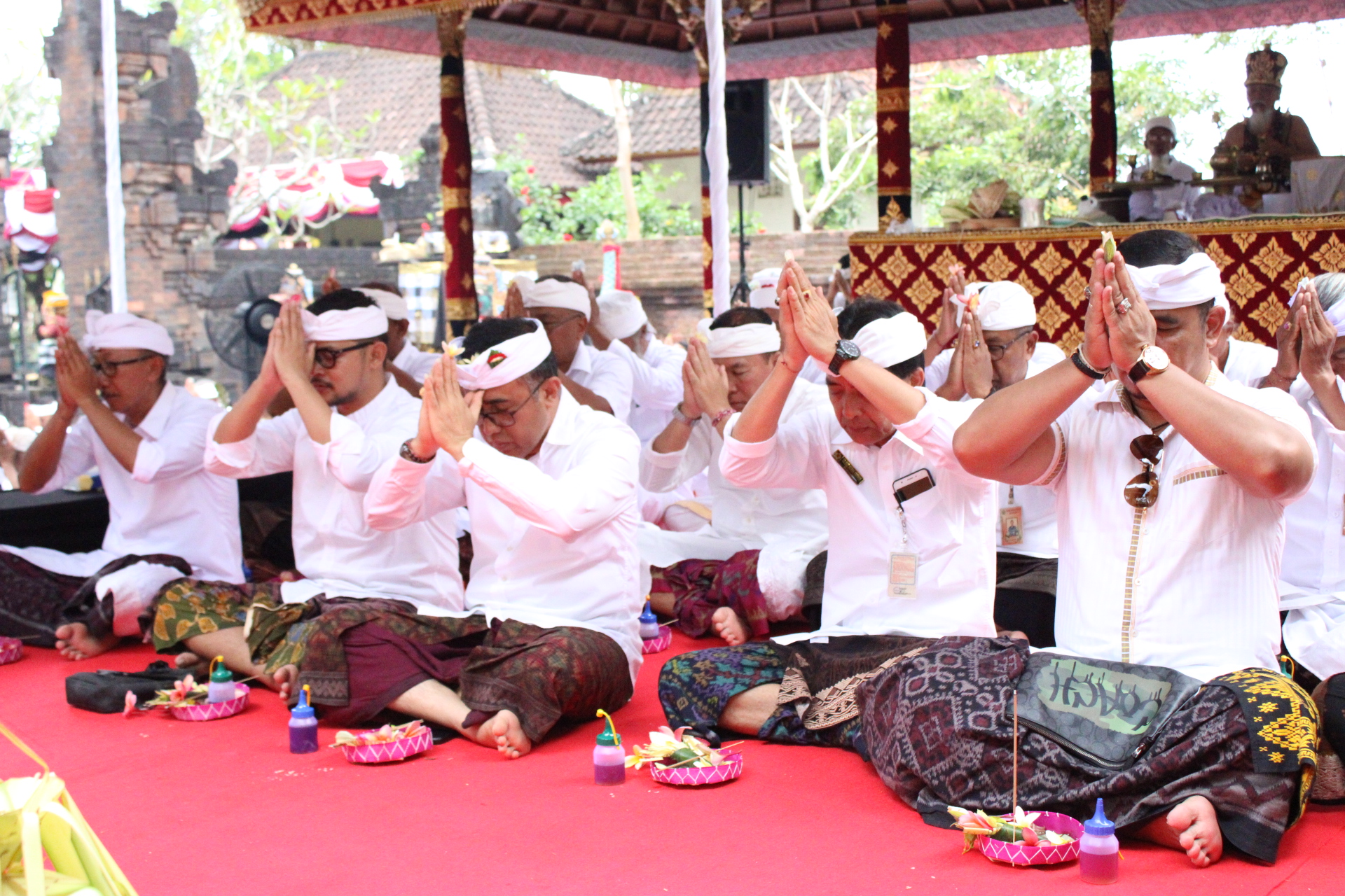 Rampung di Renovasi, Walikota Jaya Negara Mendem Pedagingan Bale Piyasan Pura Desa Adat Penyaringan Sanur.
