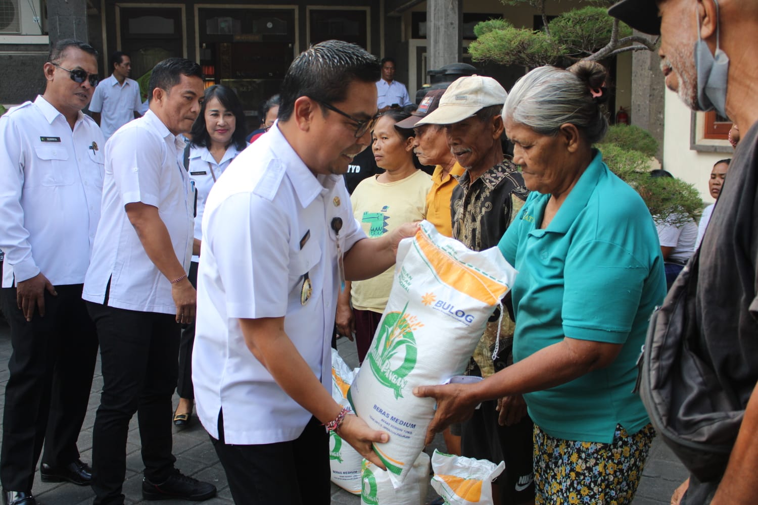 Jaga Stabilitas Harga Beras, Pemkot Denpasar Kembali Salurkan Beras Sasar 462 KPM di Desa Pemogan dan Kelurahan Pemecutan.