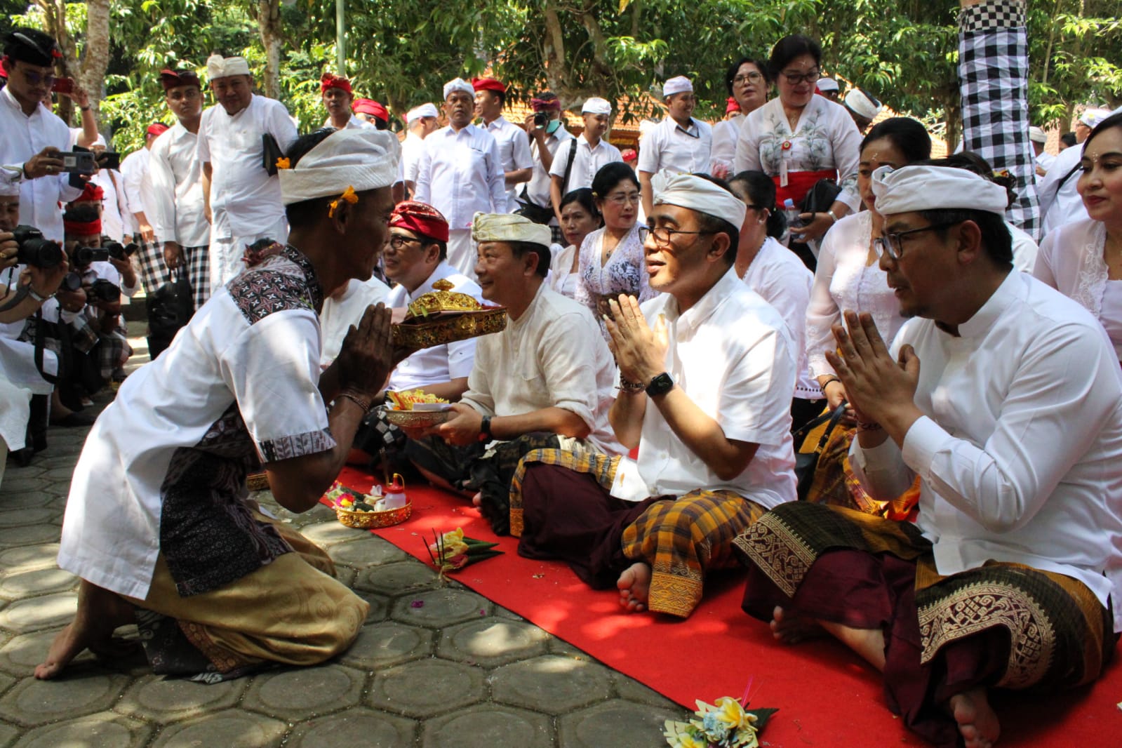 Pemkot Denpasar Ngaturang Bhakti Penganyar dan Penyineban di Pura Luhur Giri Salaka, Alas Purwo, Banyuwangi.