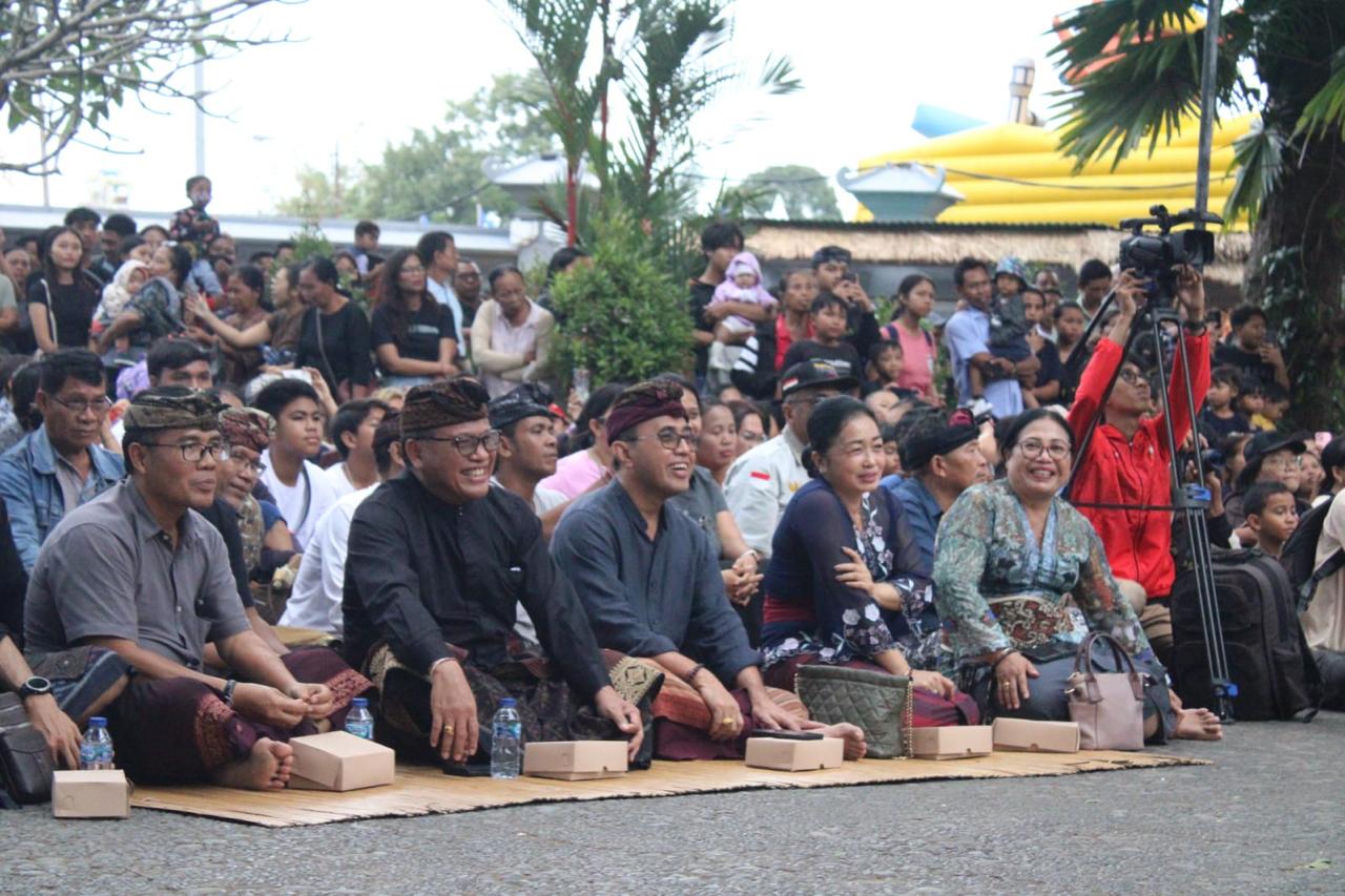 Sekehe Gong Mekar Sari Duta Denpasar Ngelawang di Arena PKB XLVI, Sajikan Garapan Bertajuk "Taksu Rare"