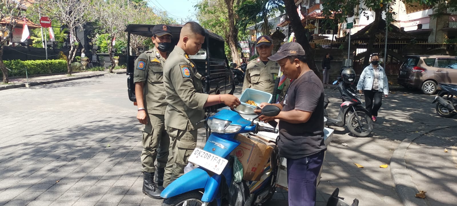 Berjualan di Atas Trotoar, Satpol PP Denpasar Tertibkan Pedagang Kaki