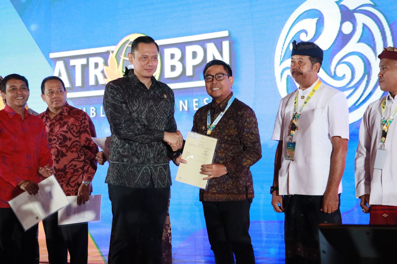Wawali Arya Wibawa Hadiri Reforma Agraria Summit 2024 Juga Diserahkan 31 Sertipikat Elektronik Dari Kementerian ATR / BPN Kepada Pemkot Denpasar 