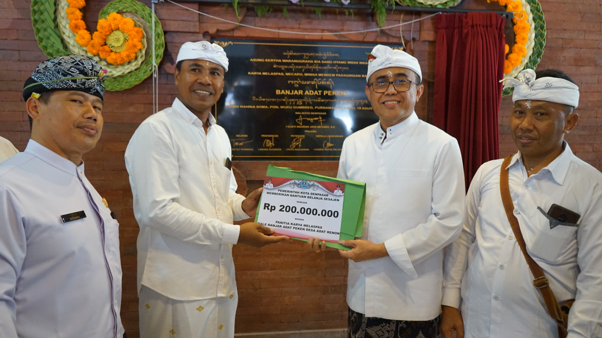 Walikota Jaya Negara Hadiri Karya Melaspas, Mecaru dan Mendem Pedagingan di Balai Banjar Adat Peken, Renon