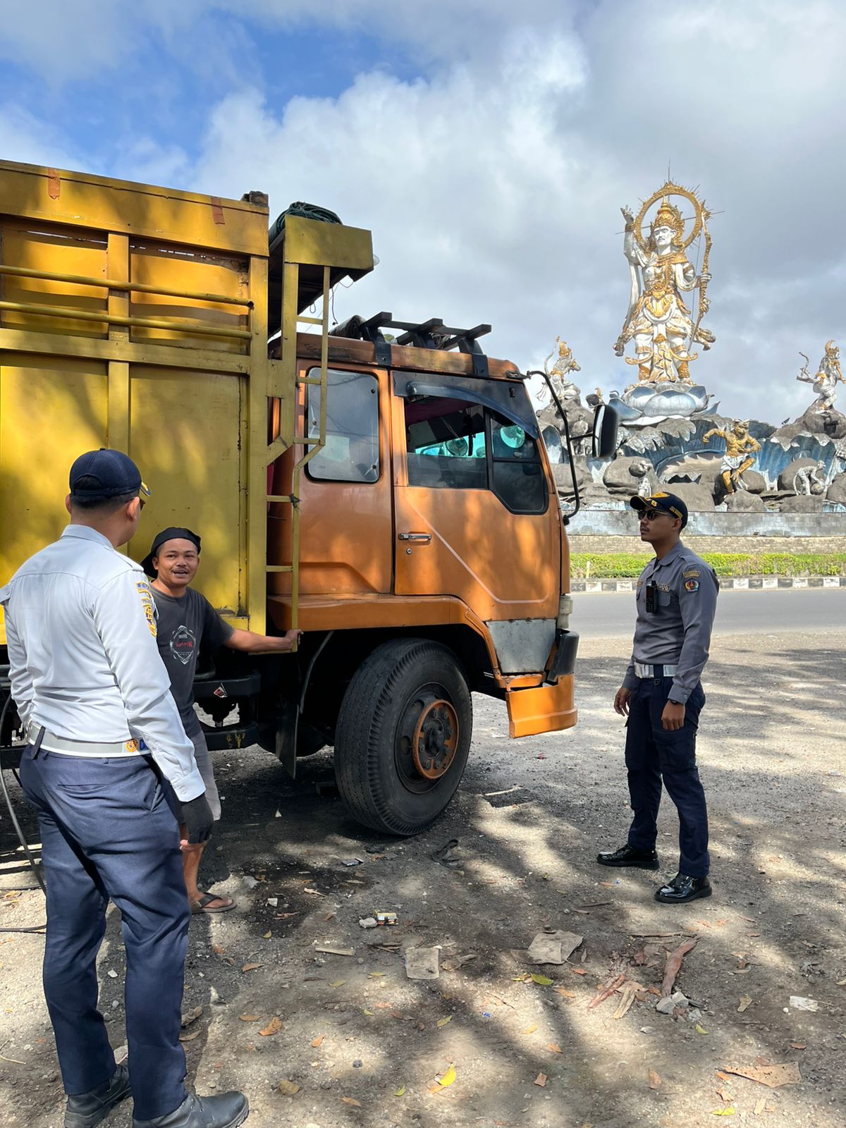 Jadi Biang Kemacetan, Dishub Denpasar Tertibkan Truk Parkir Sembarangan di Kawasan Patung Titi Banda.