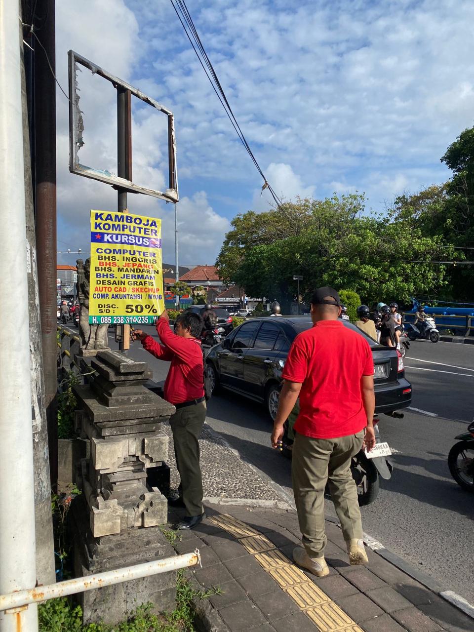 Jaga Keindahan Wajah Kota, Sat Pol PP Denpasar Tertibkan Alat Peraga Promosi di Fasilitas Umum. 