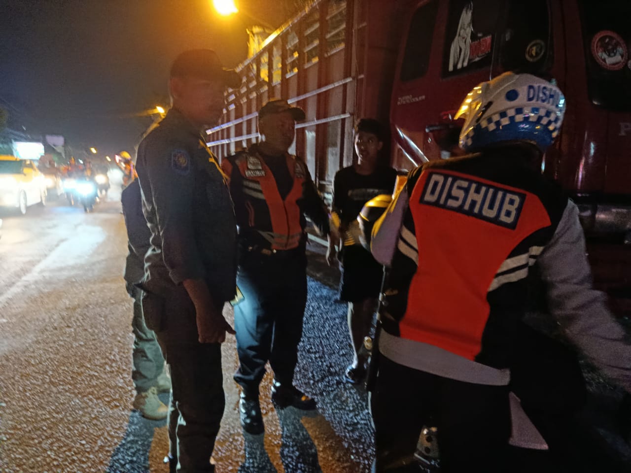 Tim Gabungan Pemkot Denpasar Kembali Tertibkan Truk Parkir Sembarangan di Kawasan Jalan Mahendradata
