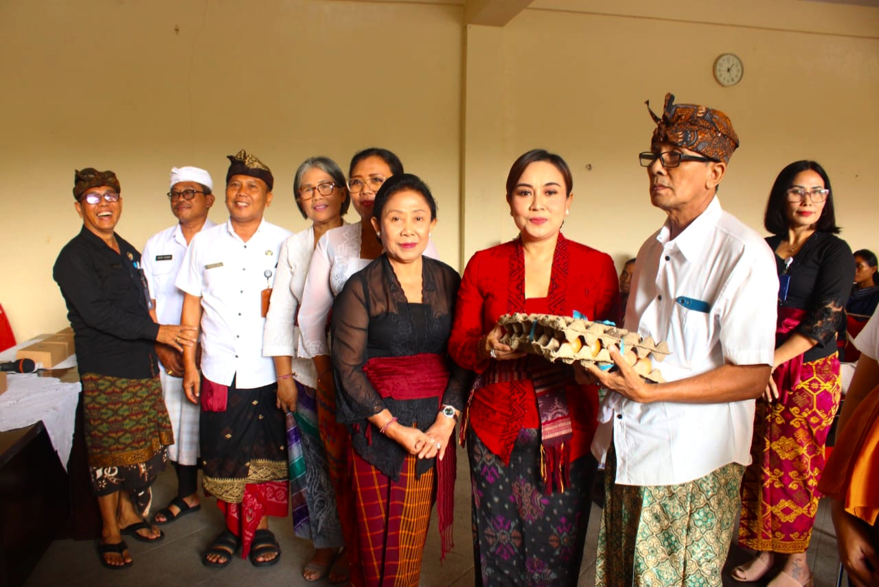 Ratusan Warga Denut dan Denbar Terima Paket Bantuan "Menyapa dan Berbagi" TP PKK Kota Denpasar