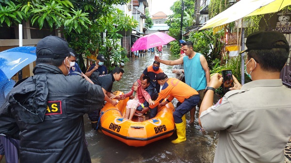 Intensitas Hujan Meningkat, Tim Respon Cepat Berjibaku Tangani Genangan di Beberapa Titik Kota Denpasar