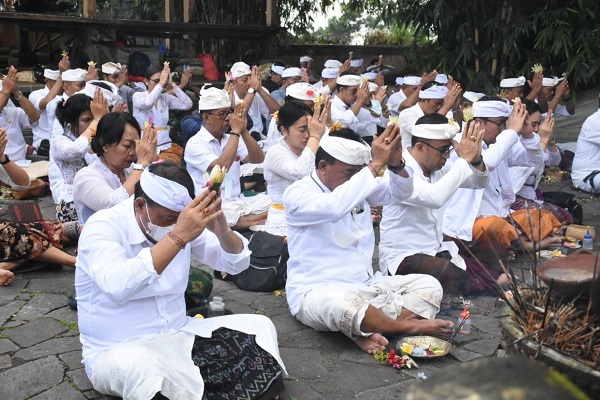 Serangkaian Hut ke 234 Kota Denpasar Jaya Negara - Arya Wibawa Pimpin Persembahyangan Bersama di Pura Lempuyang Luhur. 