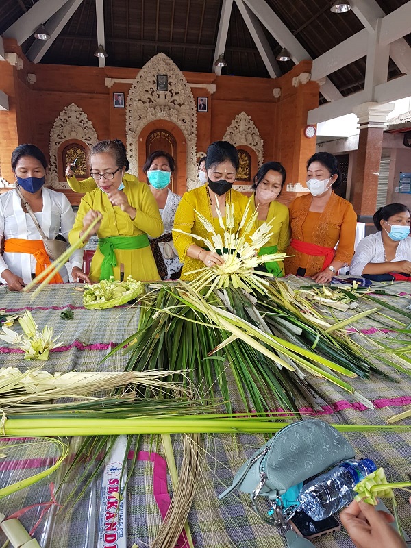 Ny. Sagung Antari Jaya Negara Buka Pelatihan Membuat Banten Otonan 