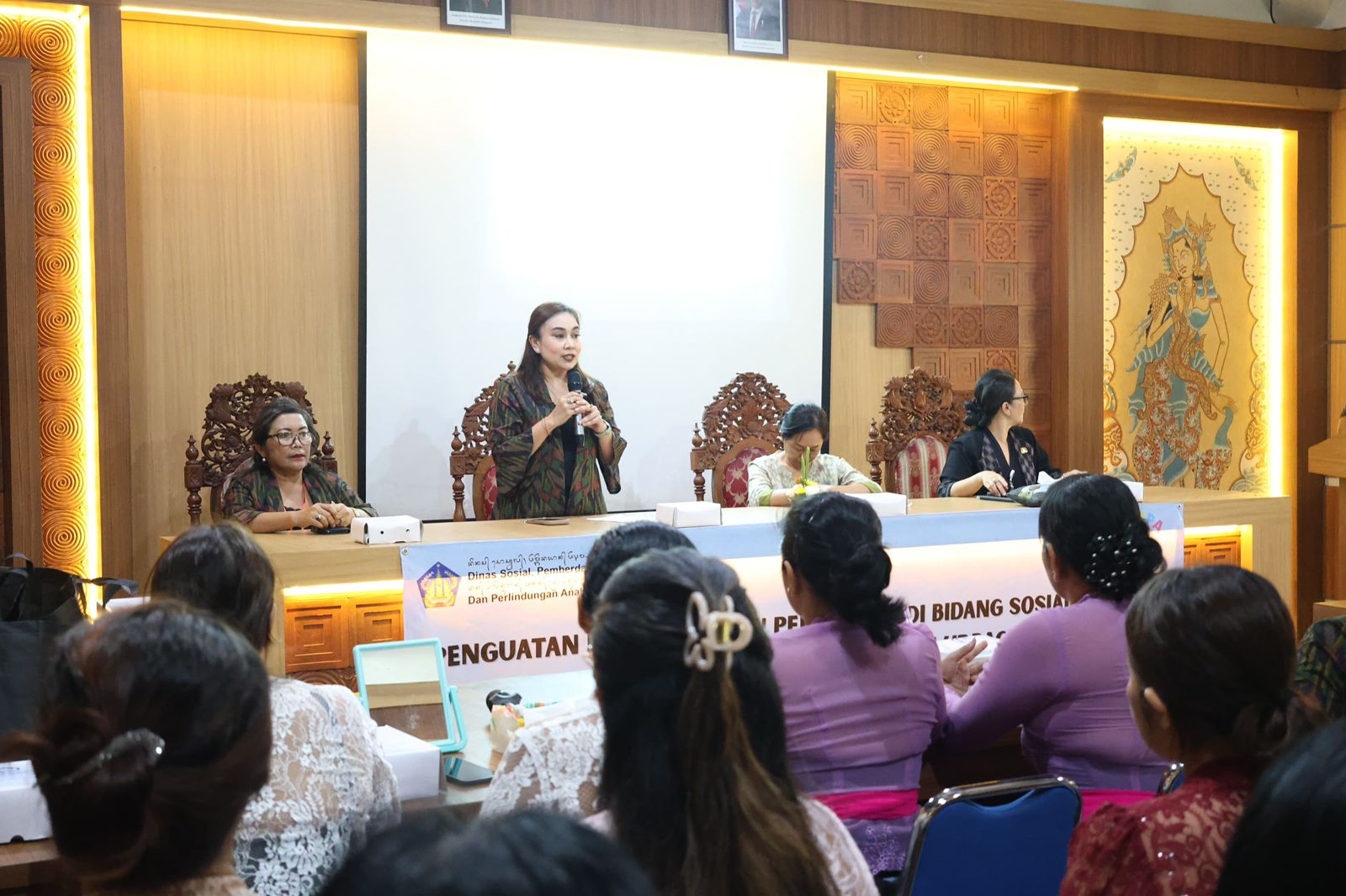 Puluhan Anggota TP PKK Kecamatan Densel Ikuti Penguatan Pemberdayaan Perempuan Lewat Pelatihan Tata Rias dan Sanggul 