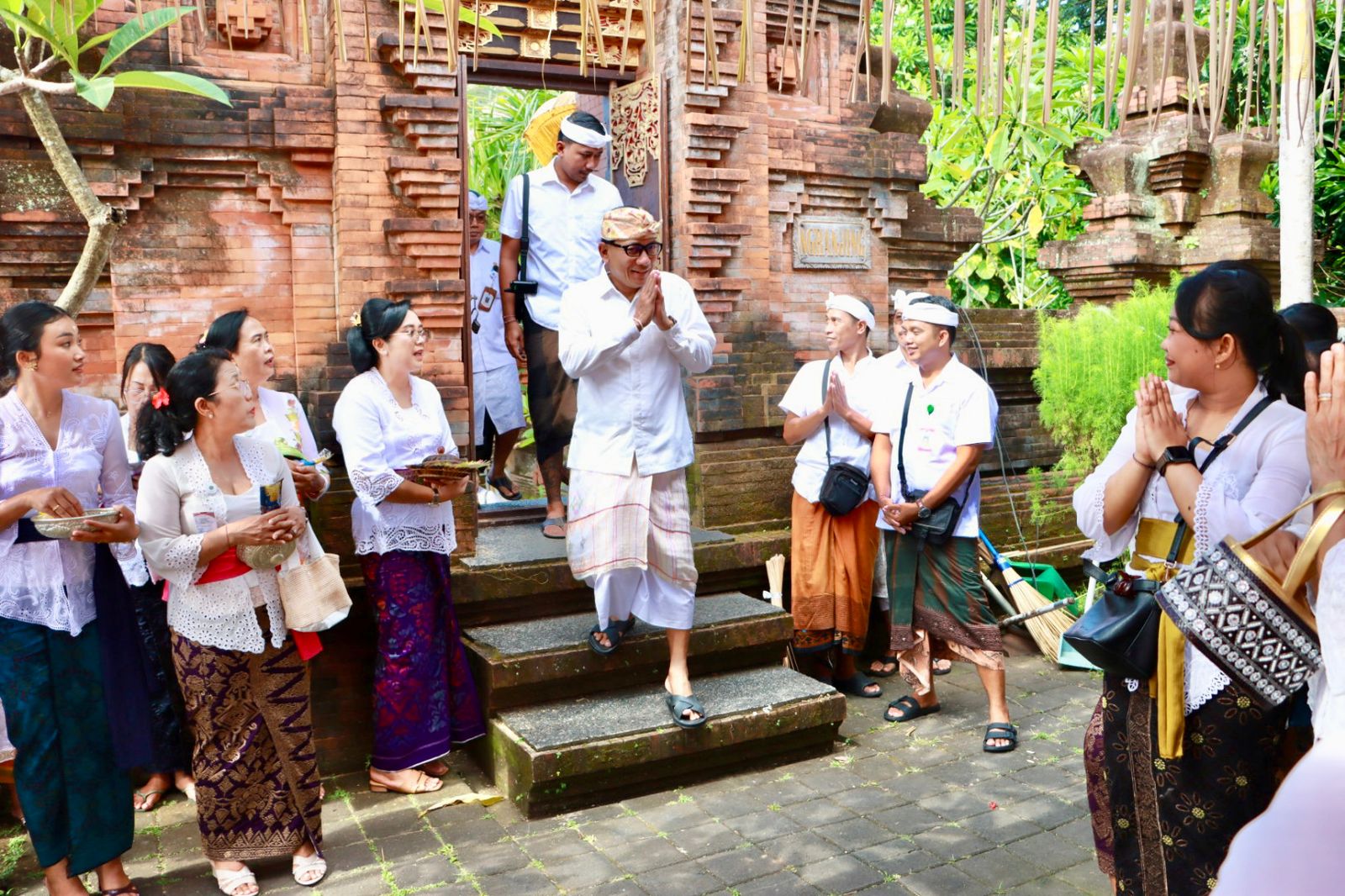 Sekda Eddy Mulya Ngaturang Bhakti Pujawali di Pura Agung Lokanatha Lumintang Denpasar