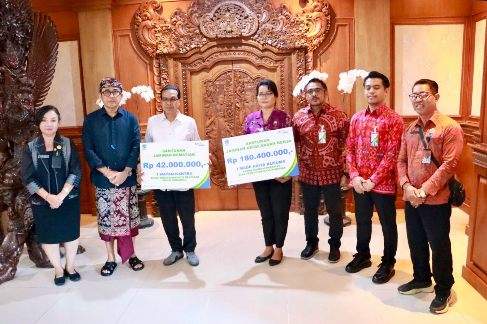 Walikota Jaya Negara Salurkan Santunan JKK BPJS Ketenagakerjaan Kepada Ahli Waris Korban Kecelakaan Kerja di Denpasar