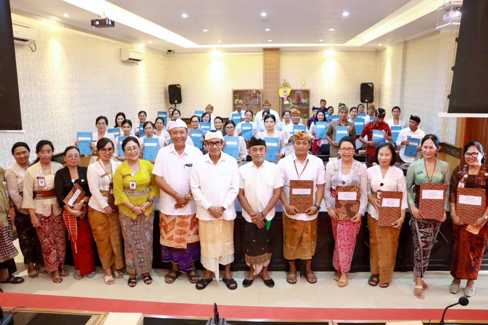 Sekda Eddy Mulya Serahkan SK 41 Kepala Sekolah di Kota Denpasar