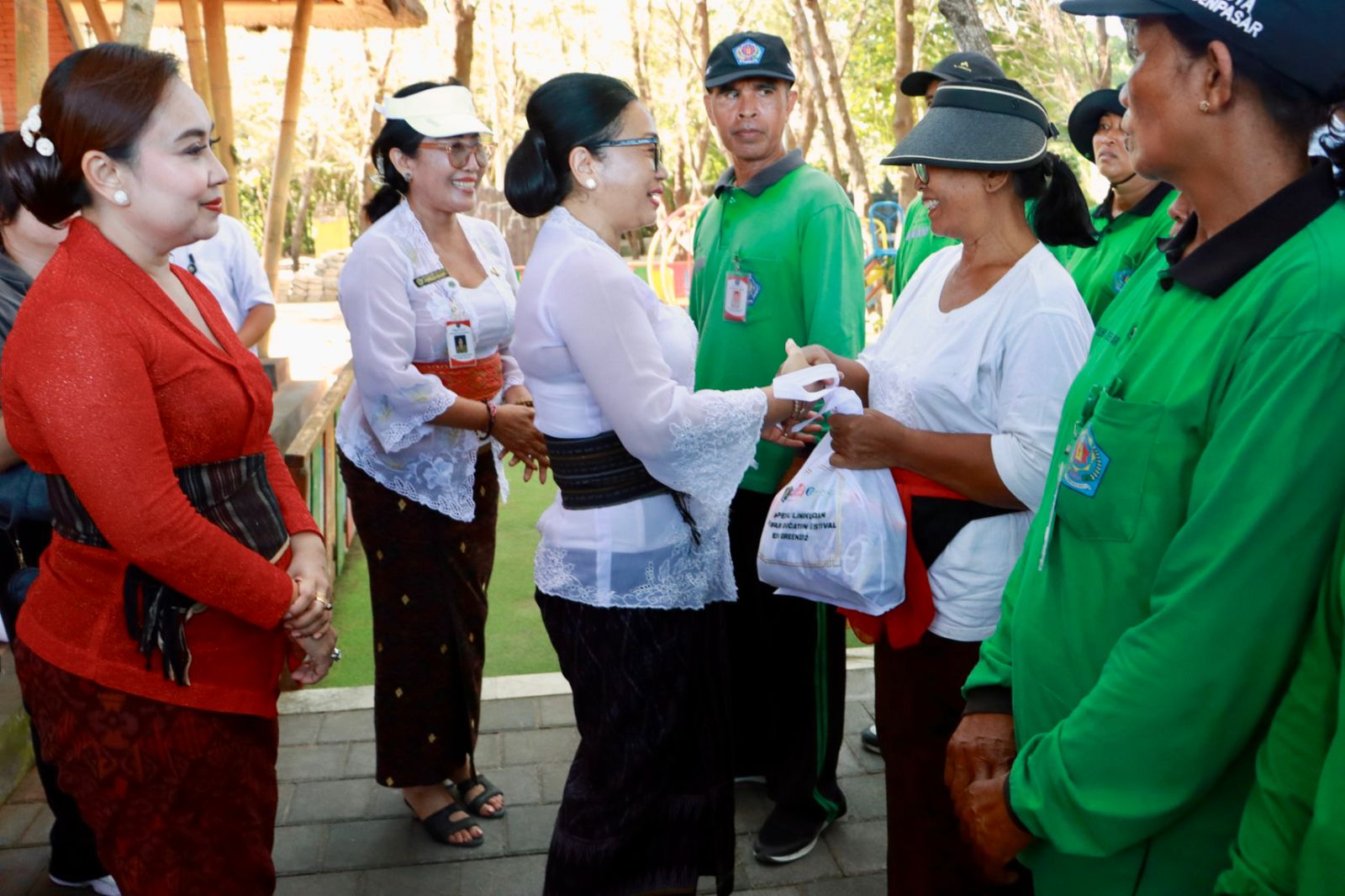 Serangkaian Hardiknas, Pemkot Denpasar Serahkan Bantuan Sembako Kepada 45 Petugas Kebersihan di Pantai Muntig Sioakan Sanur