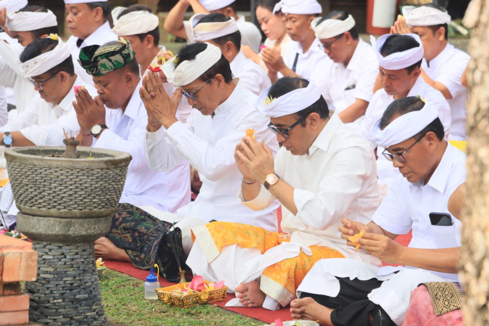 Pemkot Denpasar Gelar Persembahyangan Rahina Suci Tumpek  Landep