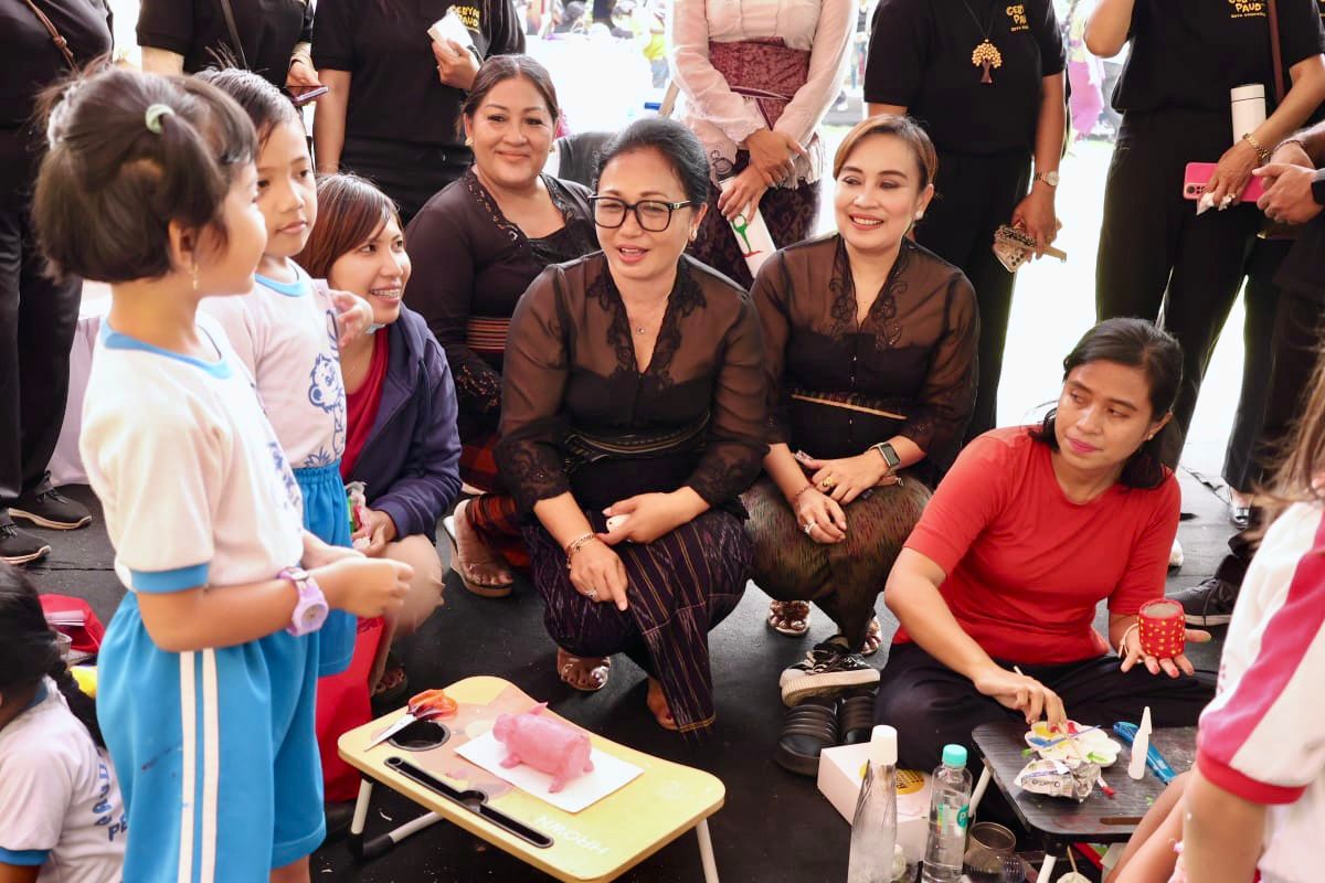 Bunda PAUD Ny. Antari Jaya Negara Hadiri Kreativitas Anak dan Pendidikan Serangkaian Gebyar PAUD