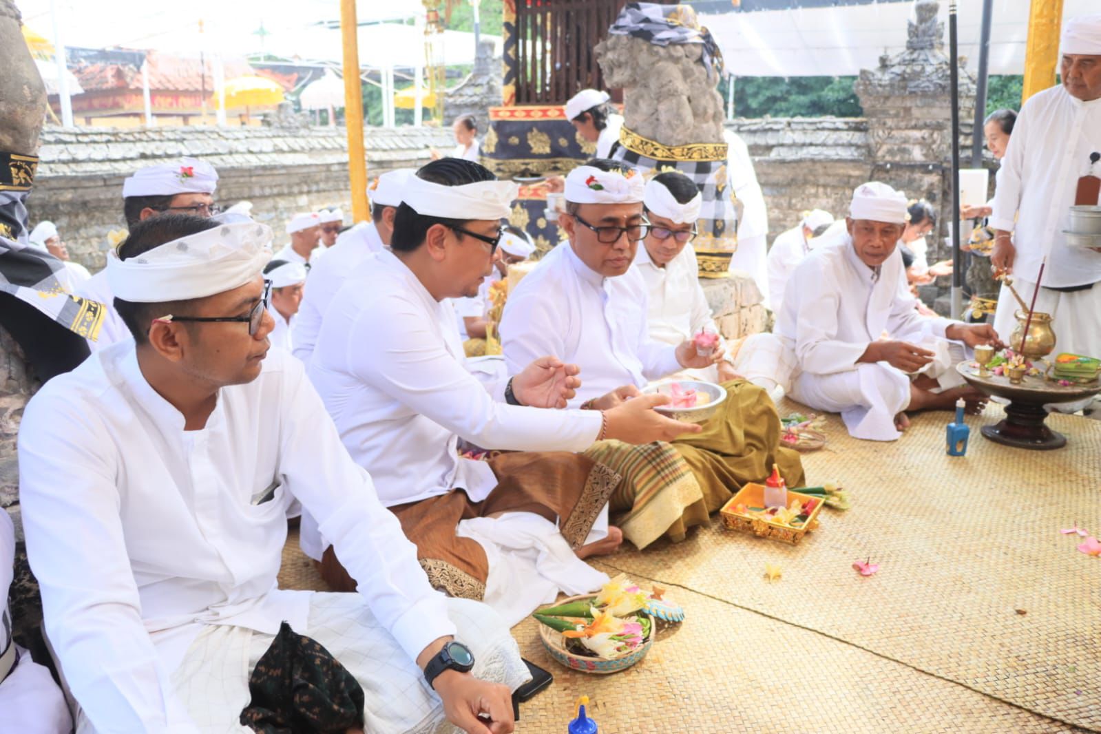 Walikota Denpasar I Gusti Ngurah Jaya Negara bersama Wakil Walikota I Kadek Agus Arya Wibawa dalam kesempatan menghadiri Bhakti Pujawali di Pura Sakenan Desa Adat Serangan, Denpasar, Sabtu (27/6)