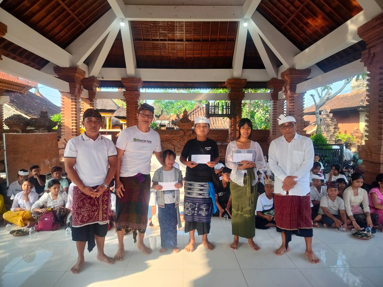 Peduli Pendidikan, Desa Adat Penatih Puri Salurkan Dana Motivasi Bagi Murid Baru. 