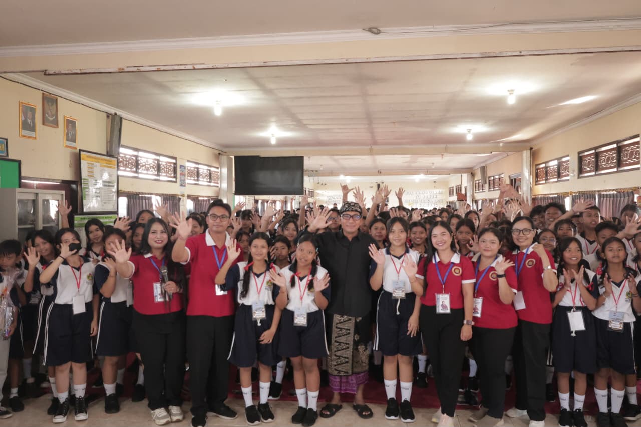 MPLS Hari Kedua, Sekda Eddy Mulya Sampaikan Pemaparan Sekolah Aman dan Nyaman di SMP PGRI 2 Denpasar 