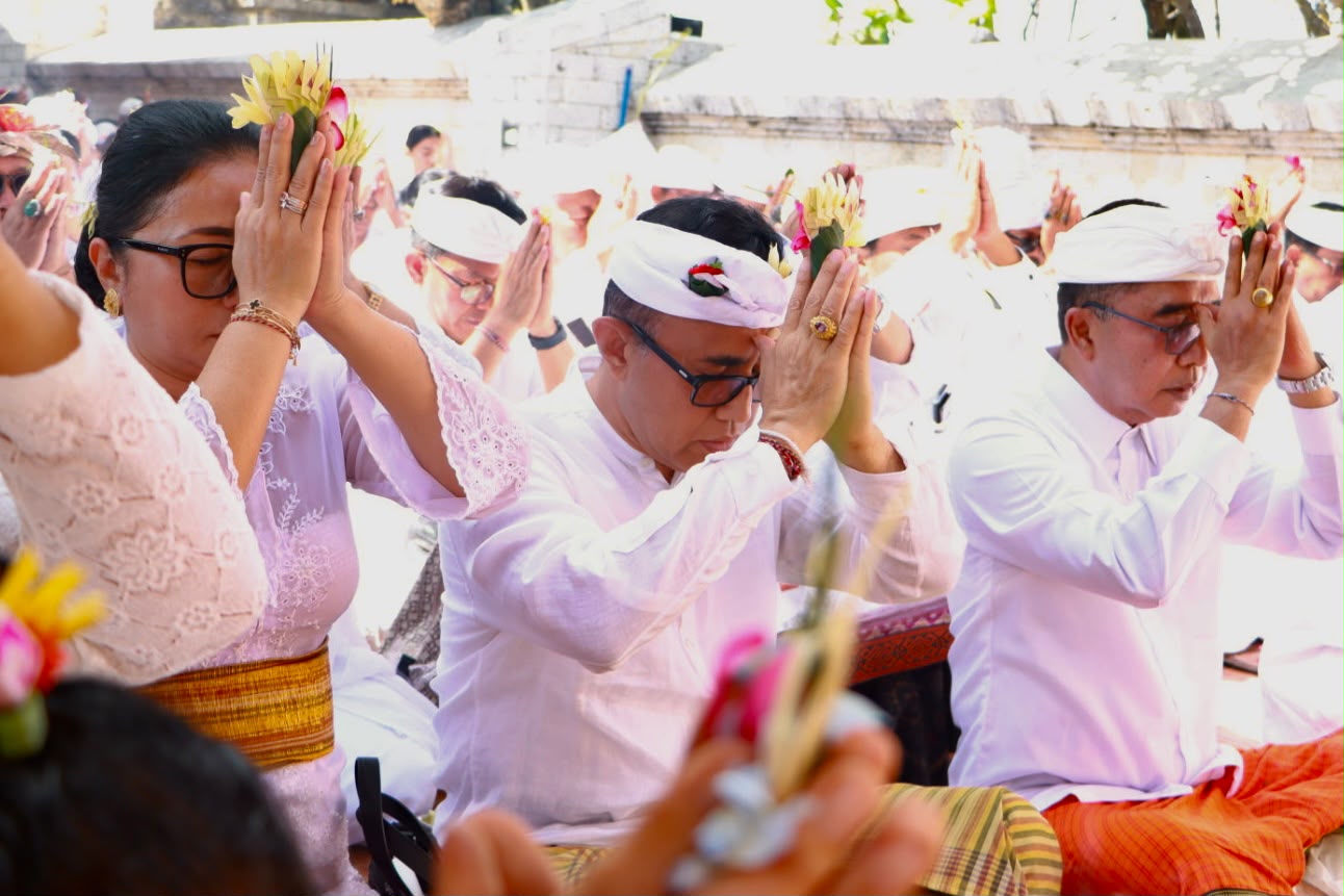 Walikota Jaya Negara Ngaturang Bhakti Penyineban di Pura Luhur Uluwatu.
