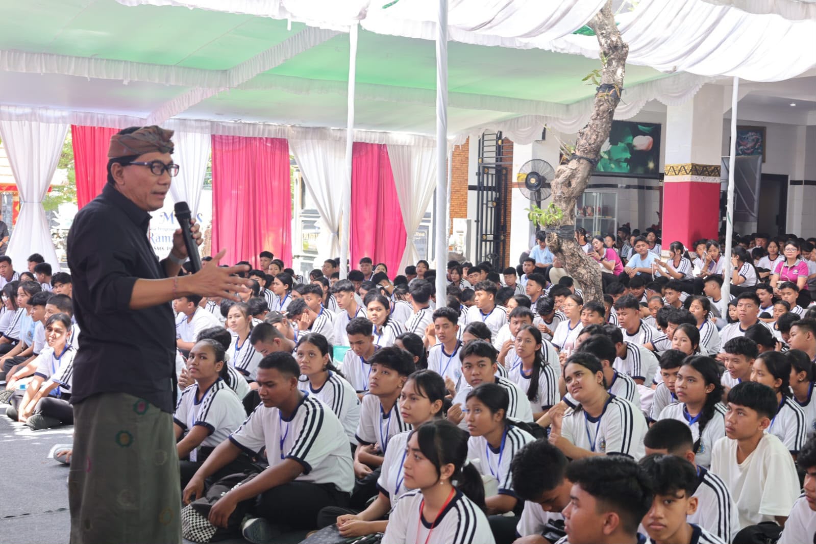 Jadi Narasumber pada MPLS SMK PGRI 3 Denpasar, Sekda Eddy Mulya Tekankan Pendidikan Karakter dan Bijak Bermedia Sosial. 