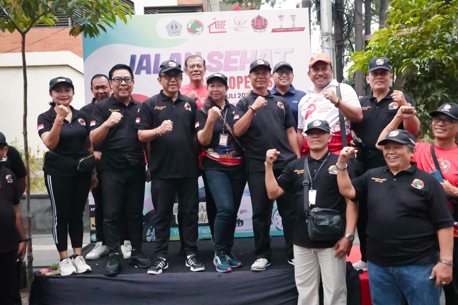 Walikota Jaya Negara dan Wawali Arya Wibawa Lepas Peserta Jalan Sehat Serangkaian HUT ke-79 Koperasi