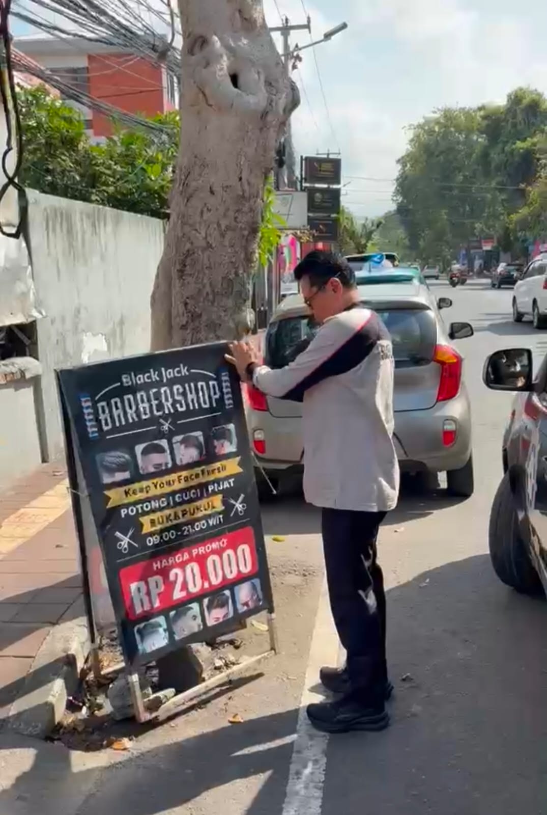 Satpol PP Denpasar Tertibkan Ratusan Alat Peraga Kadaluarsa di Fasilitas Umum. 