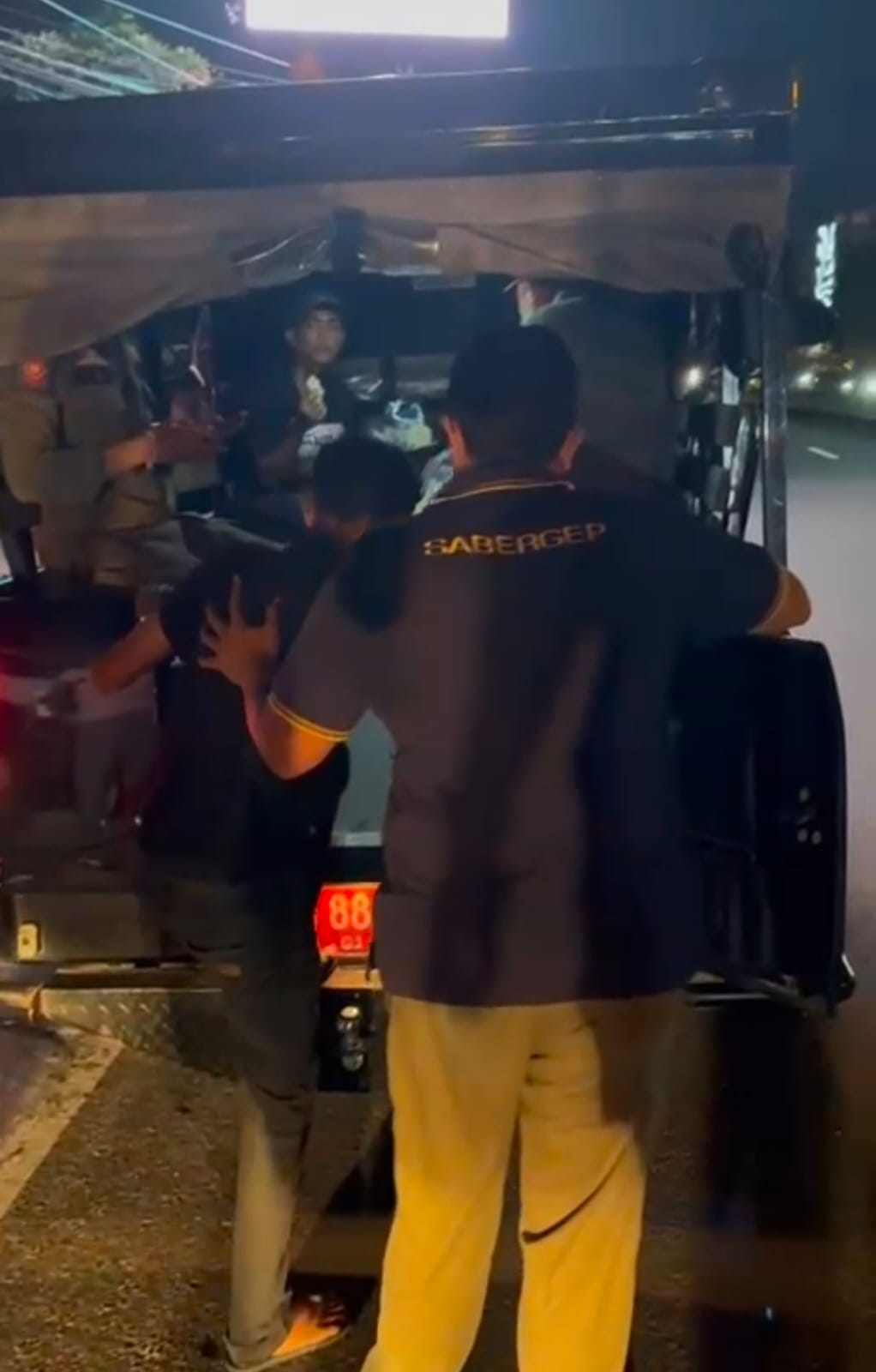 Satpol PP Denpasar Gelar SABERGEP, Tertibkan Pedagang Asongan di Sejumlah Traffic Light