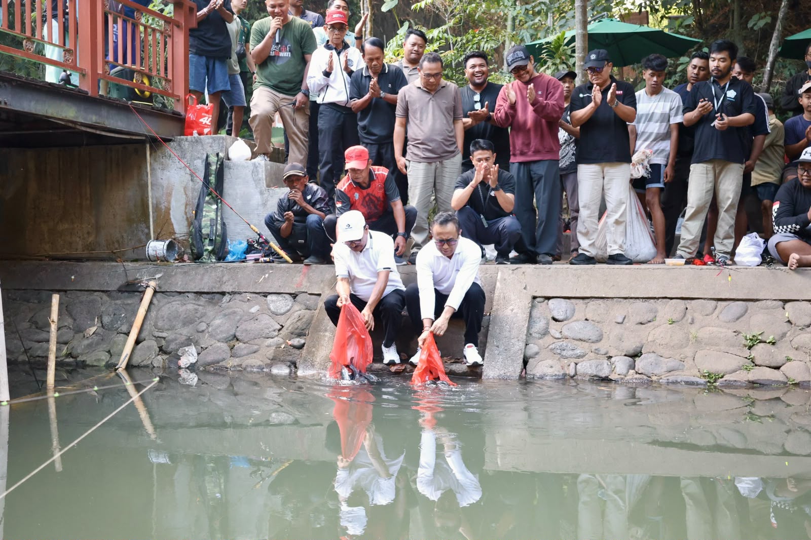 Walikota Jaya Negara Buka Lomba Mancing Lele Air Deras Banjar Saraswati Kesiman