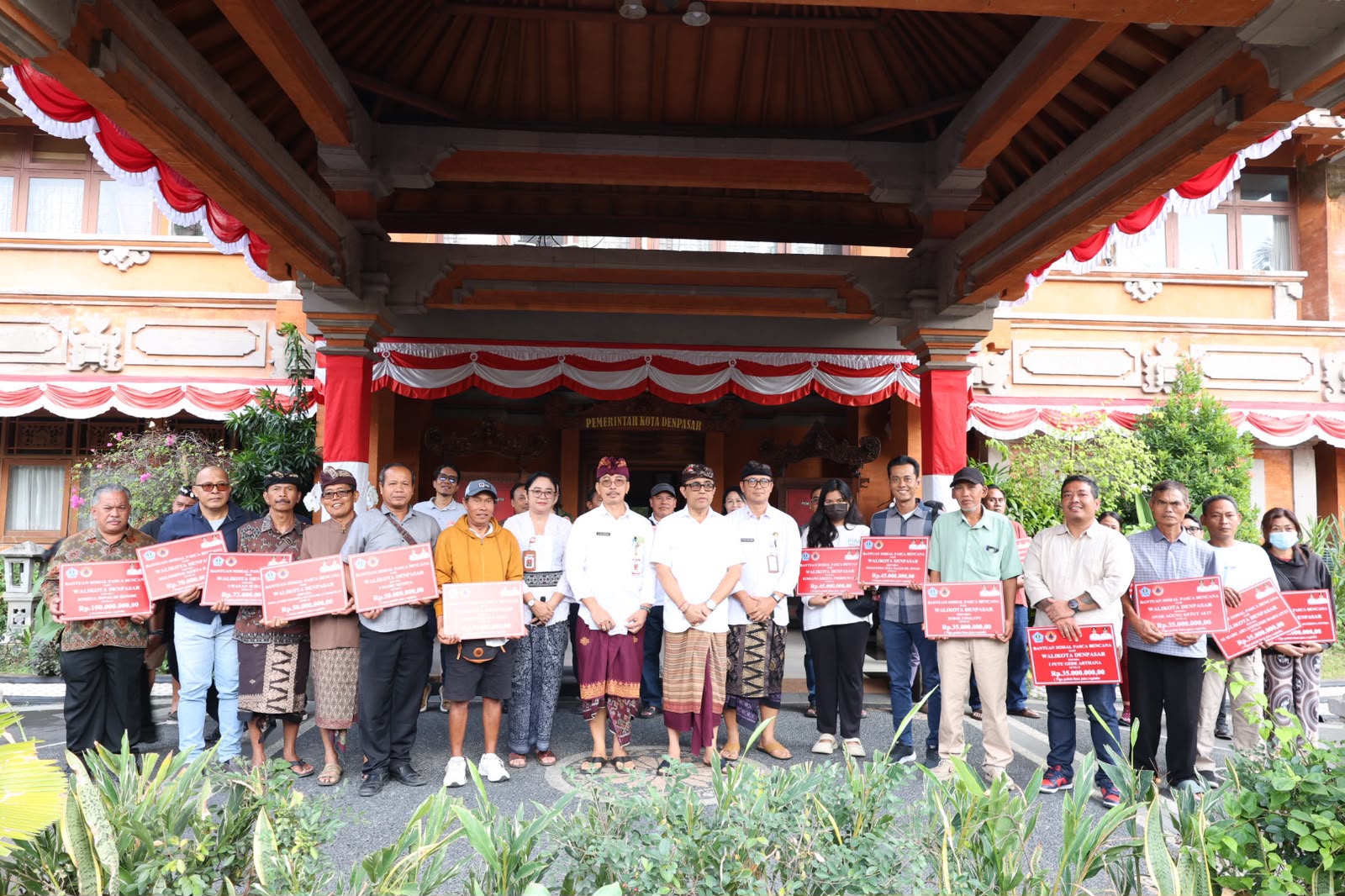Wali Kota Jaya Negara Serahkan Bantuan Pascabencana kepada 70 Warga Terdampak.