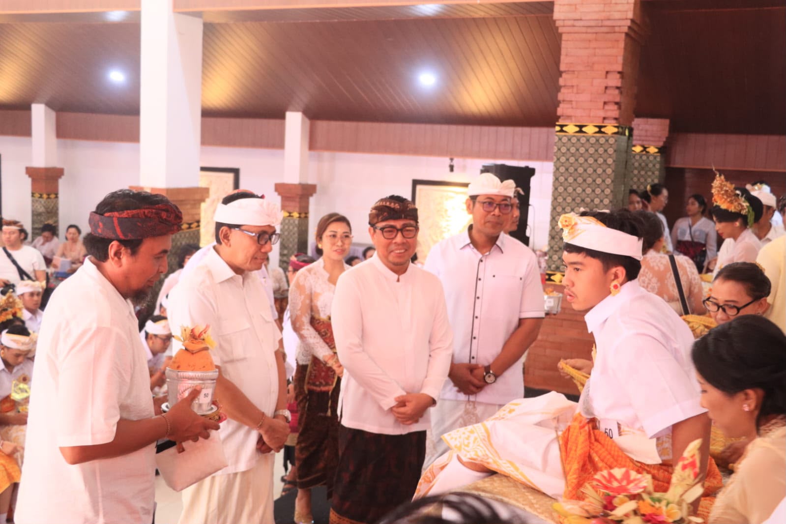 Ringankan Beban Warga, Wawali Arya Wibawa Apresiasi Metatah Massal Desa Tegal Harum