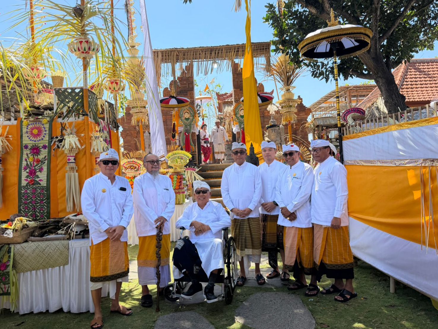 Wali Kota Jaya Negara Hadiri Puncak Karya Padudusan Alit di Kawasan Pantai Matahari Terbit Sanur. 