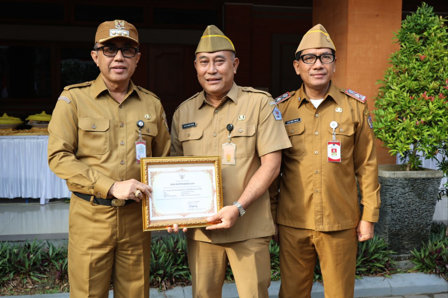 Apel Disipil Pegawai, Wali Kota Jaya Negara Berikan Penghargaan ASN Purna Bakti.