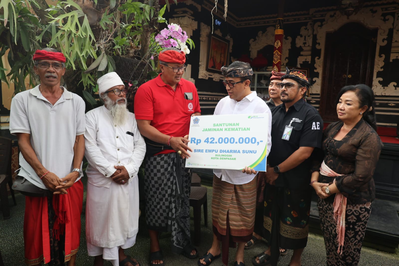 Bentuk Perhatian Kepada Pemuka Agama,  Wali Kota Jaya Negara Serahkan Santunan Kematian Rp42 Juta Kepada Ahli Waris Ida Sira Mpu Nabe Dharma.