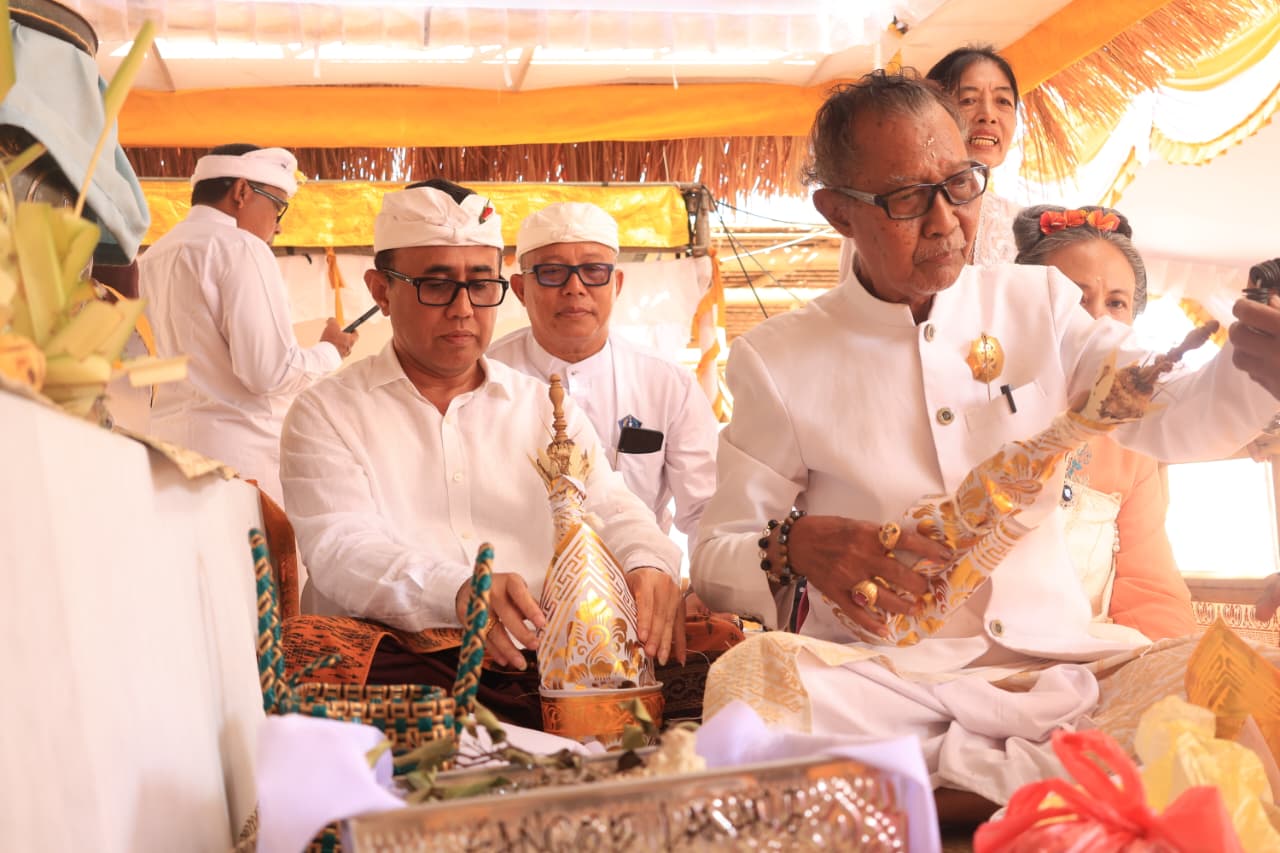 Wali Kota Jaya Negara Hadiri Prosesi Ngajum Karya Pitra Yadnya dan Atma Wedana Desa Adat Serangan