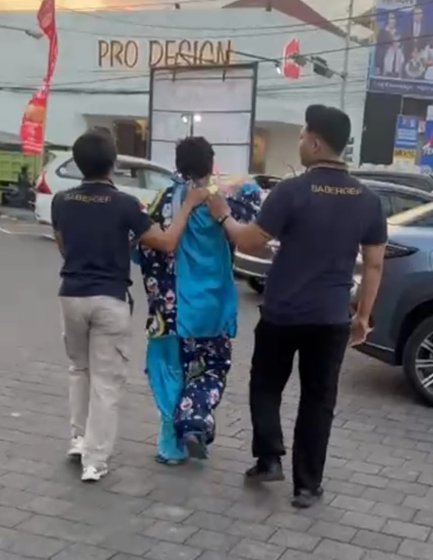 Satpol PP Denpasar Tertibkan Lima Pedagang Acung dan Badut dalam Operasi SABERGEP.
