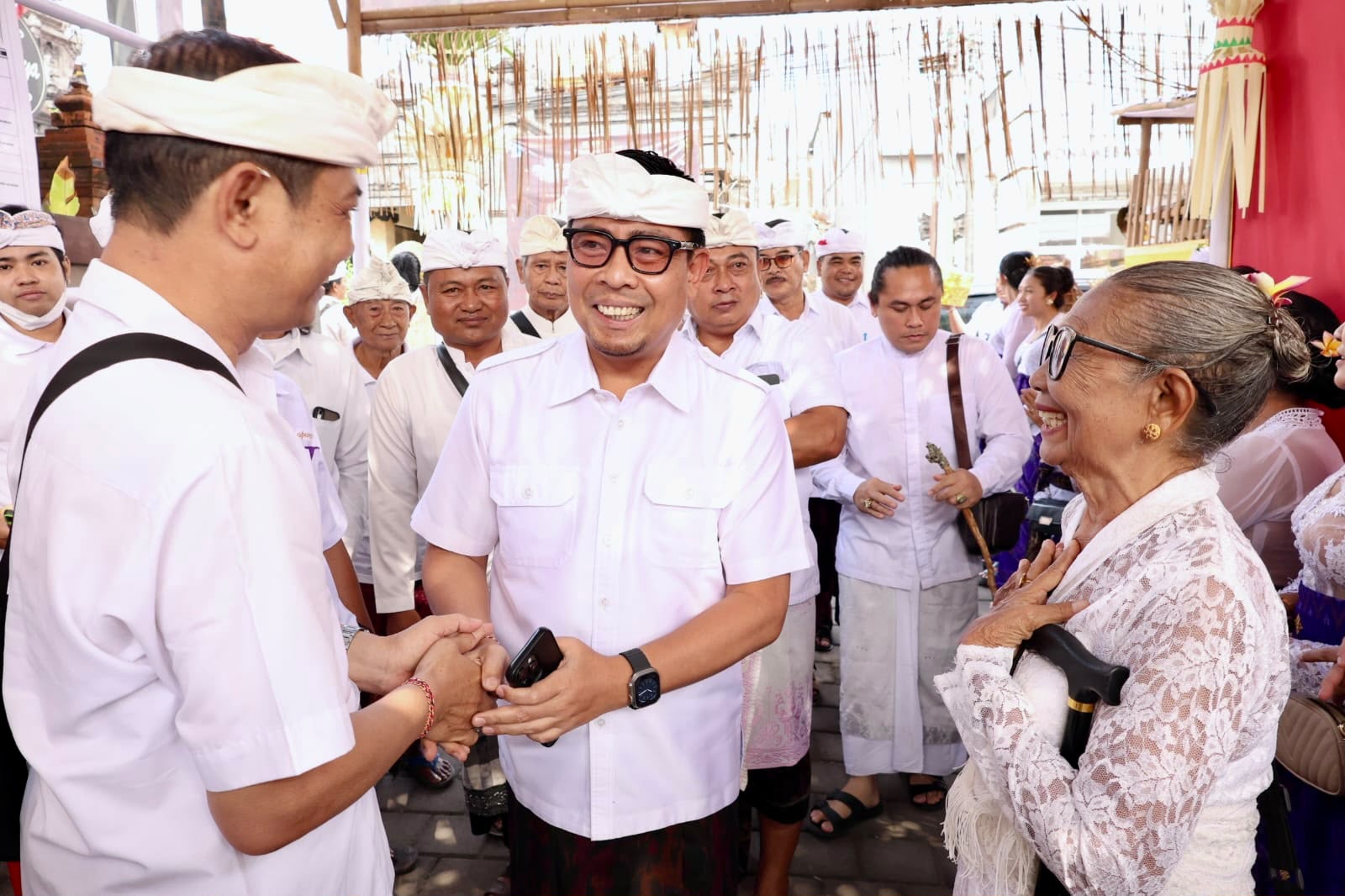 Wawali Arya Wibawa Hadiri Karya Ngenteg Linggih Pura Sekar Jepun Tangkas Kori Agung.