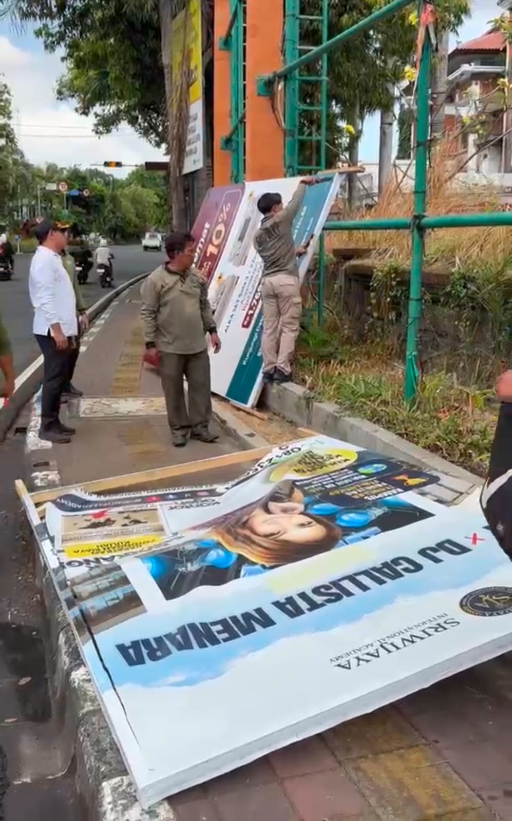 Satpol PP Denpasar Tertibkan 144 Baliho, Pamflet, Banner dan Spanduk di Fasilitas Umum
