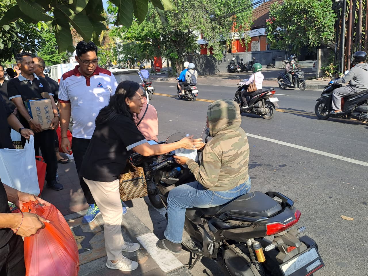 Di Tengah Antrean BBM, Perumda dan OPD Pemkot Denpasar Serentak Bagikan Ratusan Nasi Bungkus di Beberapa SPBU