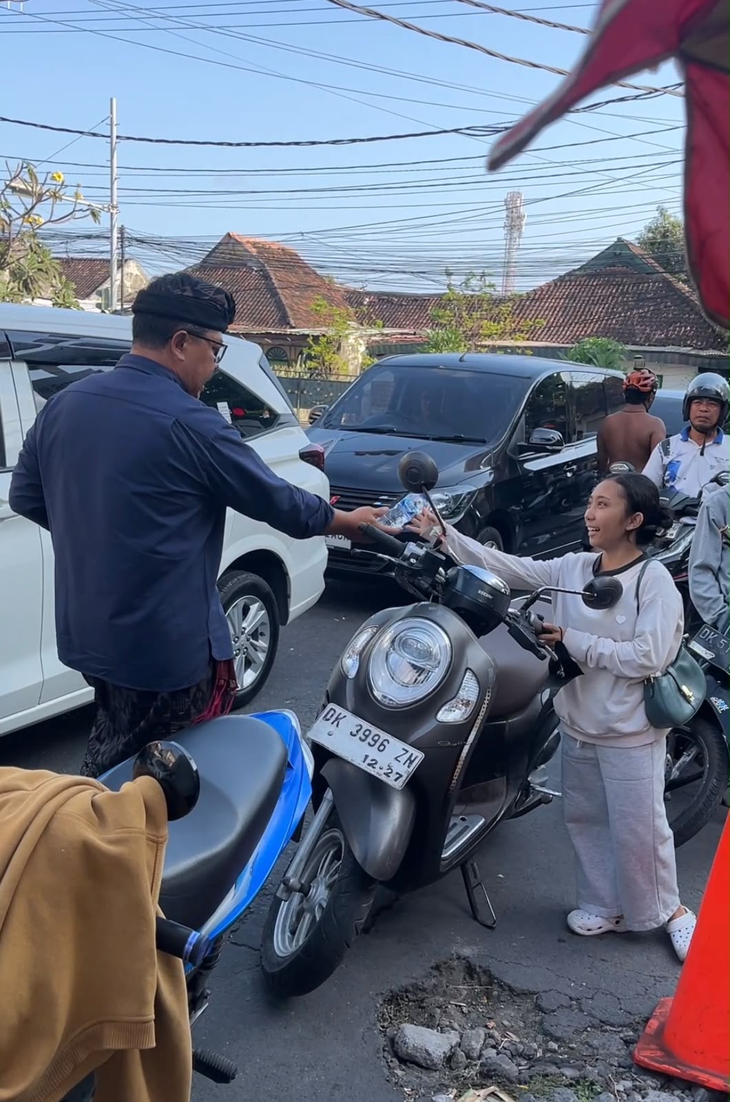 Di Tengah Antrean BBM, Perumda dan OPD Pemkot Denpasar Serentak Bagikan Ratusan Nasi Bungkus di Beberapa SPBU