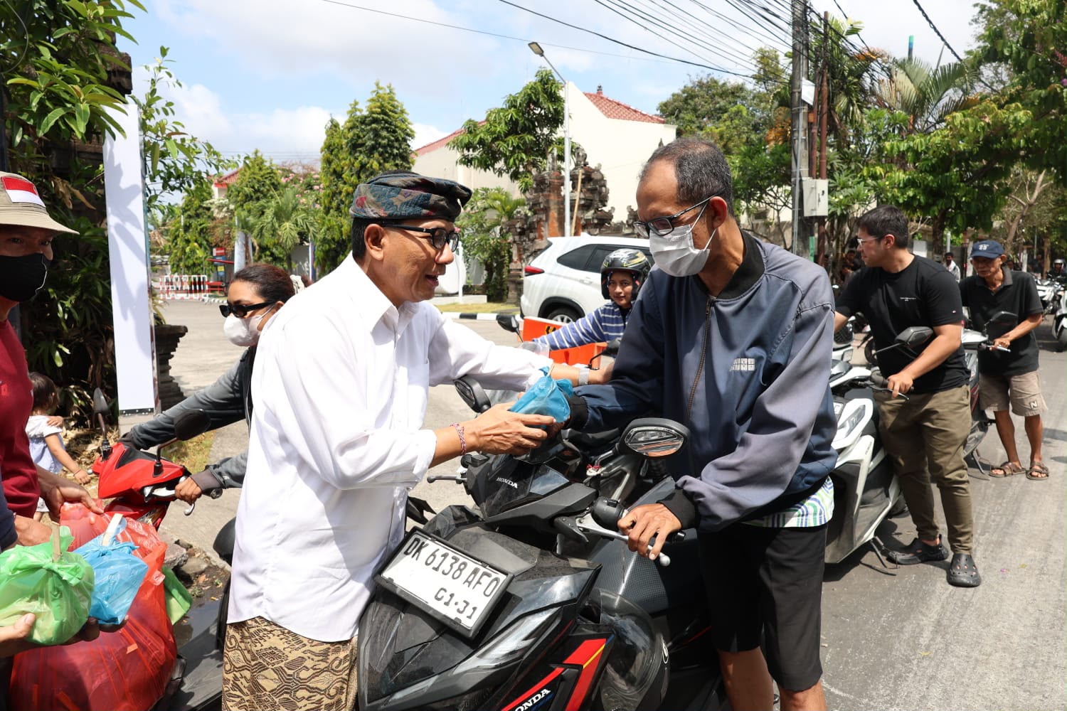 Pemkot Denpasar Gelar Gerakan Peduli Antrean BBM, Bagikan Nasi Bungkus dan Air Mineral Gratis Sekda Eddy Mulya Pimpin Aksi, PMI Siagakan Layanan Medis untuk Petugas SPBU