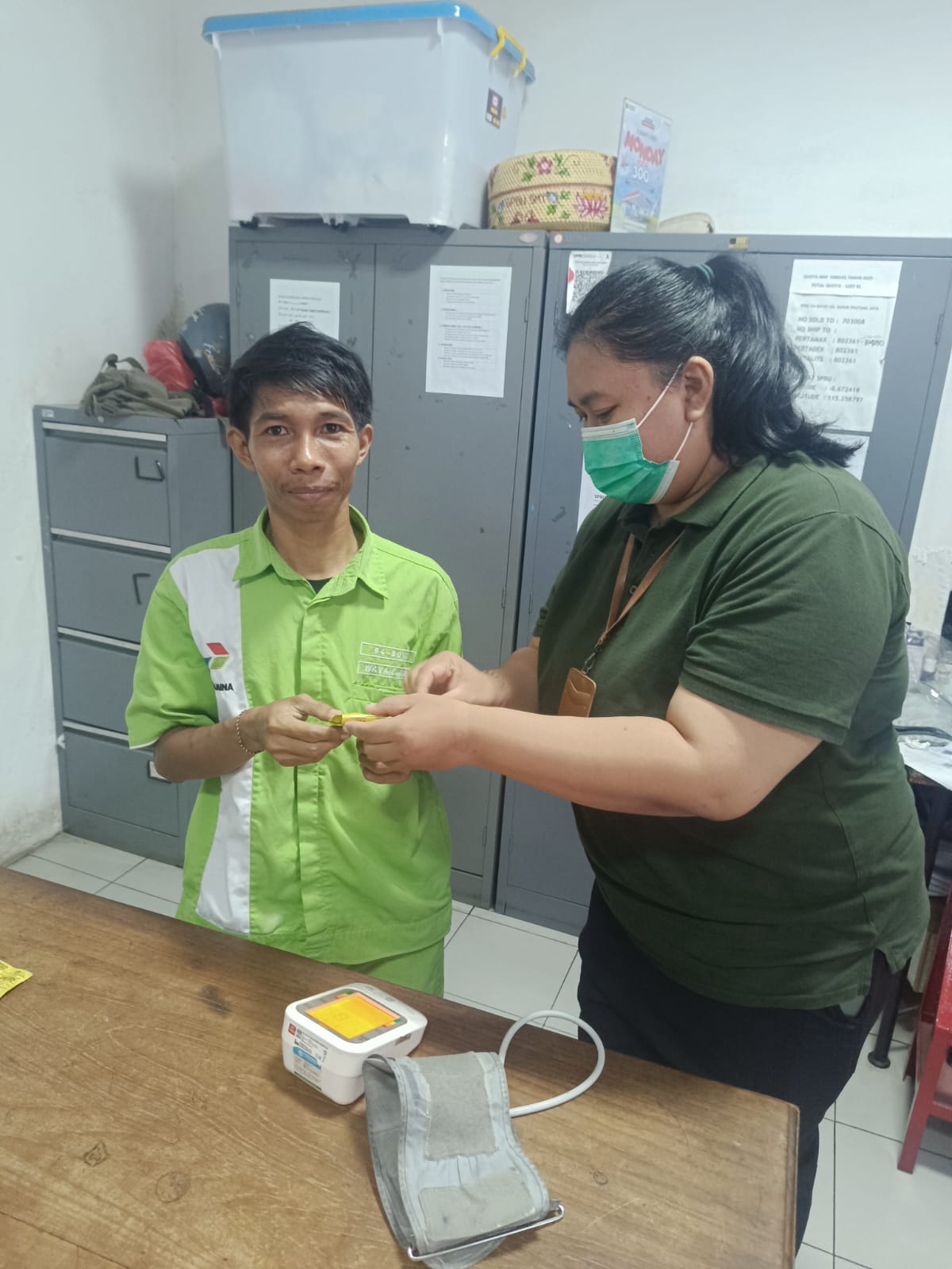 Antisipasi Kelelahan di Tengah Antrean BBM, Pemkot Denpasar Sigap Pantau Kesehatan Petugas SPBU dan Aparat 